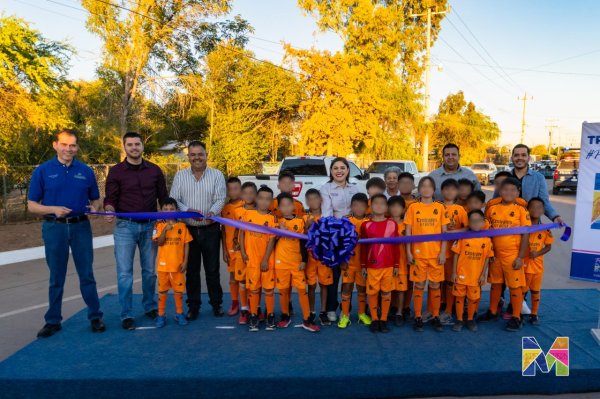 Entrega Miriam Soto pavimentación de dos calles y rehabilitación de unidad deportiva en Lázaro Cárdenas