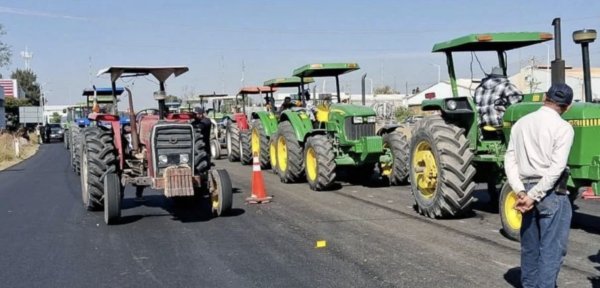 Agricultores mantienen 10 bloqueos totales y cinco parciales en carreteras de Guanajuato y Michoacán