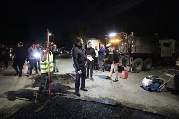 Supervisa alcalde trabajos de bacheo en calle Venezuela
