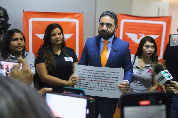 Junto a trabajadores de Uber, Francisco Sánchez demanda a la Guardia Nacional frenar cacería de trabajadores en aeropuertos