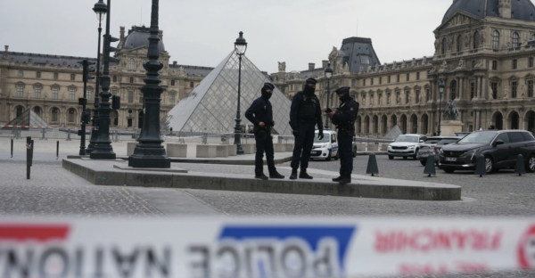 Cinco nuevos detenidos en Francia por el robo en el Louvre