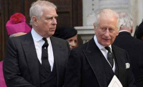 El rey Carlos III retira títulos a príncipe Andrés y lo desaloja de residencia real