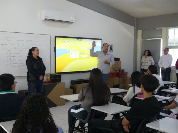 Director General Estatal entrega 80 pizarras electrónicas a los planteles de CONALEP Chihuahua