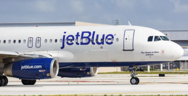 Reportan al menos 15 lesionados en un vuelo que aterrizó de emergencia en Florida tras salir de Cancún