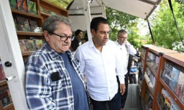 Feministas protestan durante visita de Paco Ignacio Taibo II a Chiapas