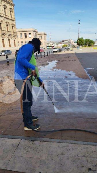 Inician trabajos de limpieza en la plaza del Ángel
