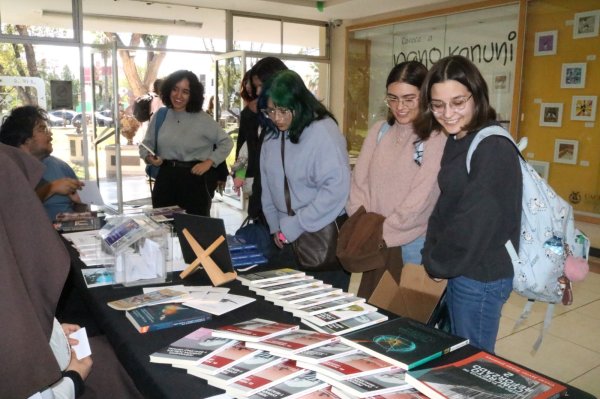 Vacaciones para leer: UACH recomienda clásicos y nuevas voces literarias