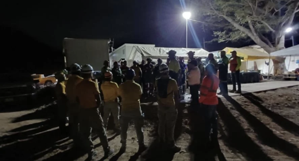 Siguen tres mineros atrapados en Sinaloa; van más de 160 horas de labores de rescate