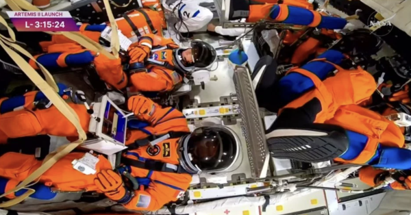Tras una partida de cartas, los astronautas de Artemis II abordan la cápsula Orión