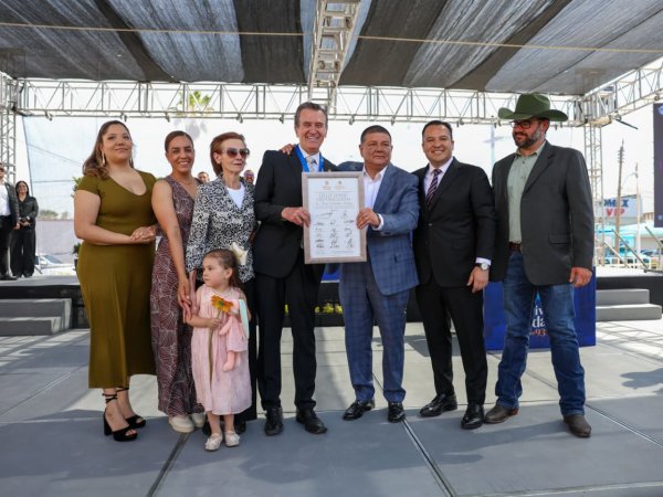 Conmemora Valenciano el 93 aniversario de Delicias y entrega Medalla al Mérito Ciudadano a Óscar Villalobos Chávez