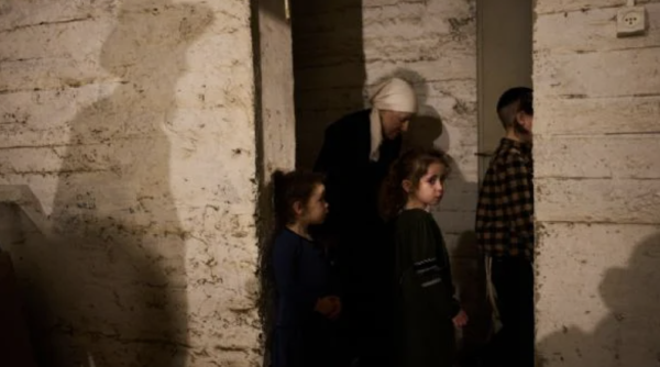 Irán lanza misiles contra Israel y vecinos del golfo mientras Trump habla de poner fin a la guerra