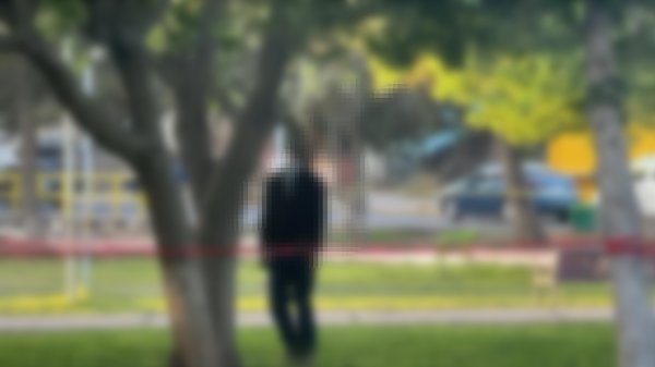 Hombre acaba con su vida colgadose de un árbol en parque 