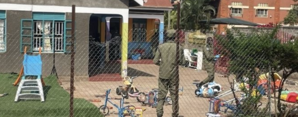 Hombre armado con machete ataca una guardería ugandesa y mata a 4 niños
