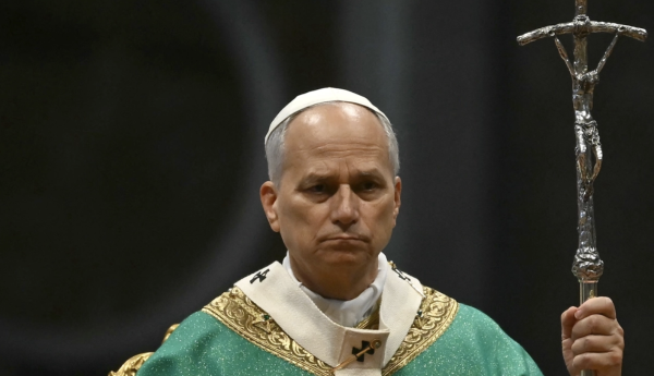 Al lavar los pies de los sacerdotes, papa León insta a los católicos a ayudar a los oprimidos