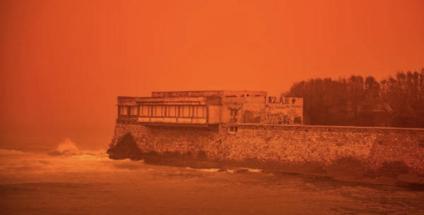 El cielo se pinta de rojo en Grecia tras tormenta; un hombre muere por aumento repentino del nivel del agua