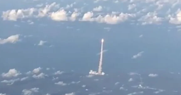 Pasajeros de avión captan imágenes inéditas del lanzamiento de Artemis II
