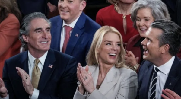 ¿Cómo los archivos de Epstein persiguieron a Pam Bondi como secretaria de Justicia?