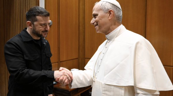 Zelenski invita al Papa a una visita apostólica en Ucrania y condena los bombardeos de Rusia en Semana Santa