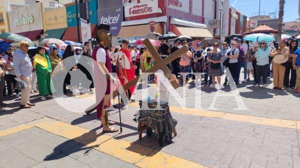 Escenifican Viacrucis desde la Calle Libertad hacia la Catedral de Chihuahua