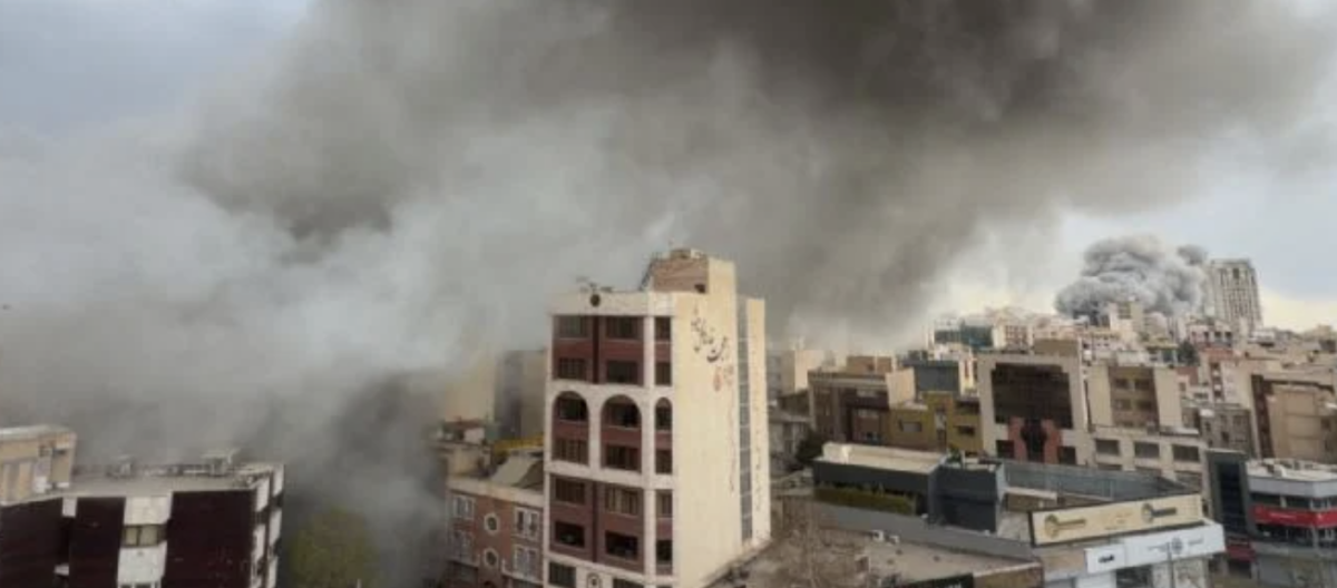 Rescatan a un tripulante tras derribo de avión de combate de EU en Irán