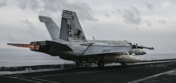 Se estrella avión de combate estadounidense cerca del estrecho de Ormuz, reporta New York Times