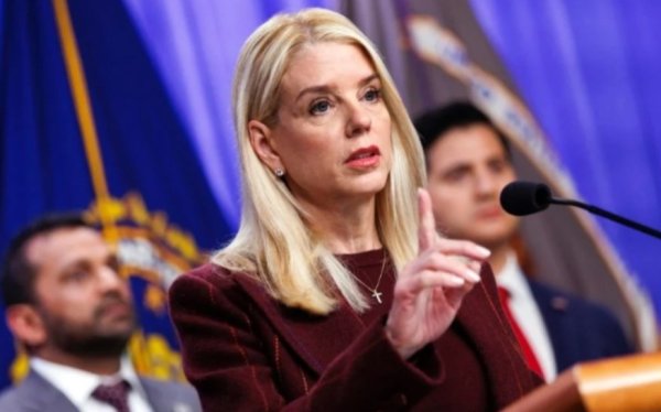 Departamento de Justicia de EU rinde homenaje a Pam Bondi y le atribuye la caída de “El Mencho”