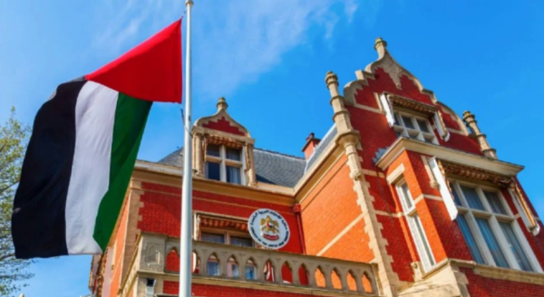 Manifestantes retiran la bandera y apedrean la embajada de Emiratos Árabes en Damasco