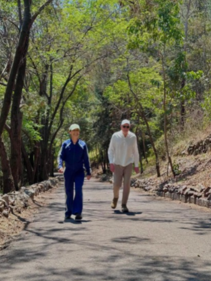 Sheinbaum comparte caminata con su esposo Jesús María Tarriba