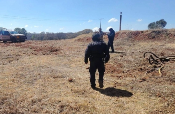 Abandonan cadáver de mujer a un lado de la carretera Chalco-Tláhuac