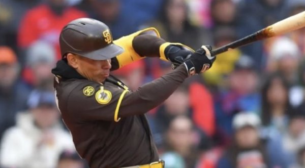 MLB Los Padres vencen a los Red Sox 3-2 en el gélido Fenway Park sobre la novena entrada