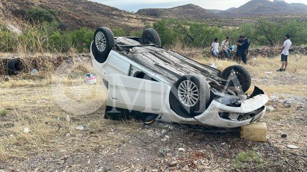 Cuatro jóvenes salen ilesos tras aparatosa volcadura en las curvas del Perico
