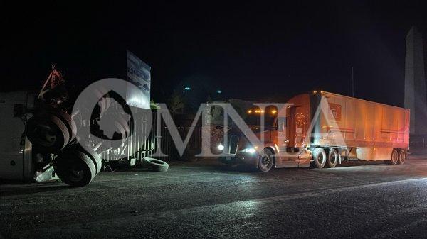 Se desprende semirremolque en la carretera Chihuahua–Juárez; termina volcado sin dejar lesionados