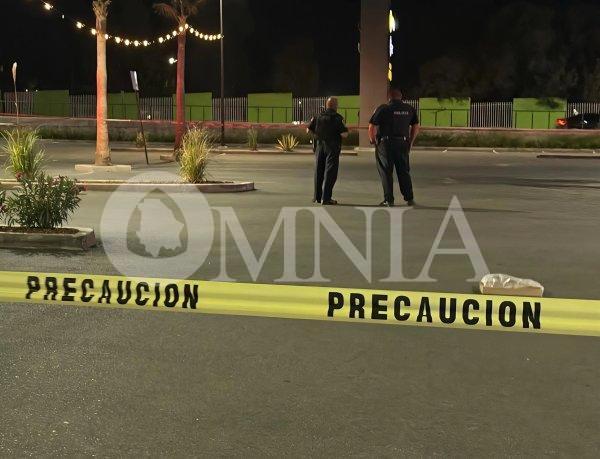 Atacan a balazos a conductor en plaza Mi Plaza; localizan casquillos de dos calibres