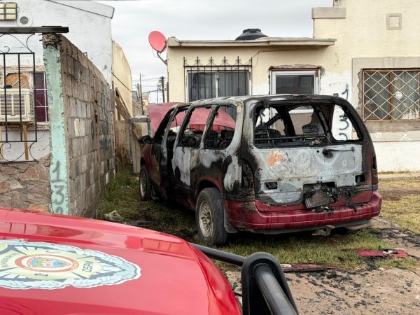 Incendio consume camioneta en Praderas del Sur; no hay lesionados