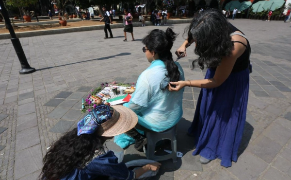 Activistas colectan cabello en Oaxaca para tejer redes que sirvan para limpiar derrame en Golfo de México