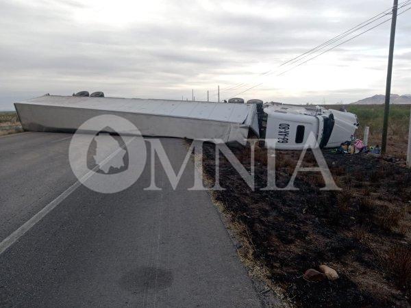 Vuelca tráiler y bloquea la circulación rumbo a Delicias