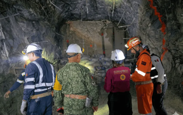 Hay más de 300 elementos trabajando en rescate de mineros de Santa Fe