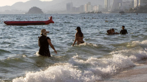 Muere mujer al intentar salvar a su hijo arrastrado por el mar en playa de Oaxaca