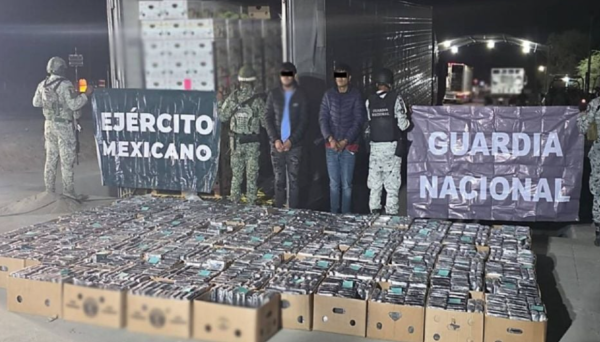 Incautan tractocamión con casi mil 900 paquetes de cocaína en Sonora; detienen a dos sujetos