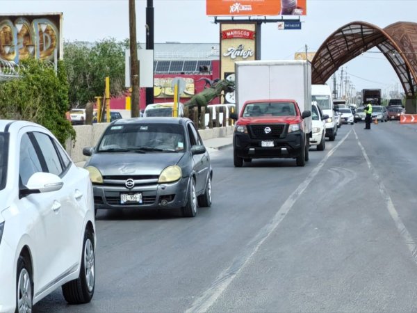 Bloqueo en el KM 20 de la carretera Juárez–Chihuahua provoca tráfico y divide opiniones