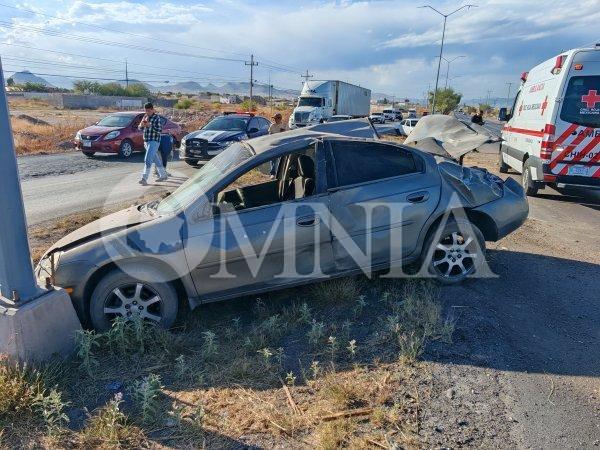 Vuelca vehículo en el periférico Lombardo Toledano; cuatro personas resultan lesionadas