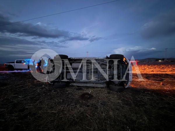 Vuelca pickup tras choque por alcance en la carretera Juárez–Chihuahua