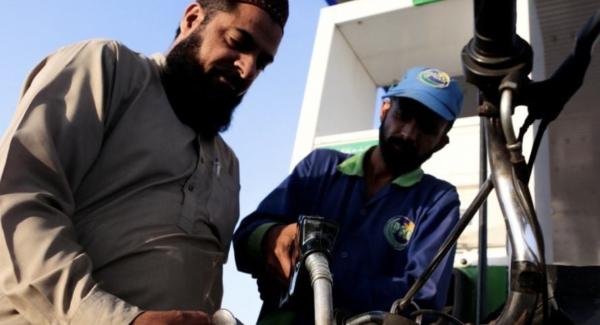 Protestan en Pakistán por el aumento de más del 40% en los precios del petróleo