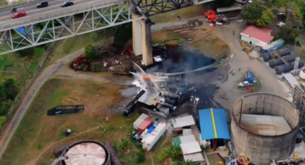 Se registra la explosión e incendio de un camión cisterna debajo de un puente en Panamá; hay dos heridos