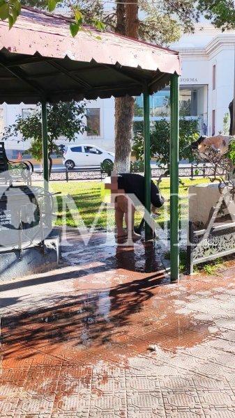 Mujer en situación de calle, presuntamente con afectaciones mentales, se lava en Plaza Hidalgo