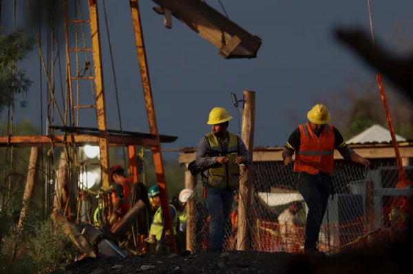 Rescate en mina Santa Fe se complica; extraen agua para ingresar a zona cero