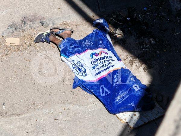 Persona en situación de calle pernocta bajo puente de la Teófilo Borunda; ciudadanos reflexionan sobre la atención social