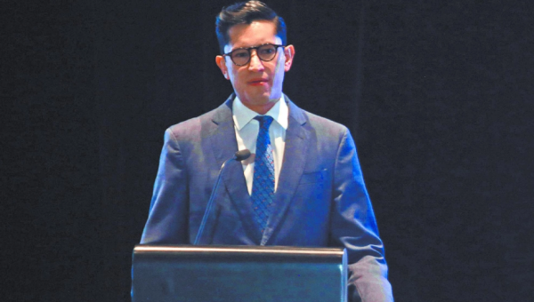 El Senado recibe nombramiento presidencial de Roberto Velasco como nuevo canciller