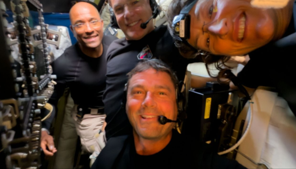 Astronautas de Artemis II llaman a la estación espacial rumbo a casa desde la Luna