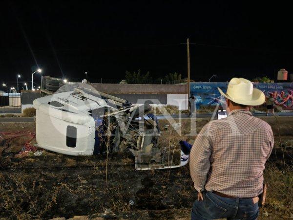 Fuerte choque y volcadura en Punta Oriente deja familia lesionada